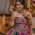Esha Kansara Instagram - For our mehendi, I wanted to feel and look like a Gujju bride and special thanks to @annu_patel1402 @annus_creation for making this outfit specially for me in a few days time and my very dearest @aesha.desaii @tamraa.bespokejewelry for styling this jewellery and creating a perfect look! And @jayshreebridalmehandi for this minimal yet beautiful mehendi! Thank you girls ❤️🥳 Photography by @karmaproduction_india 🤍🤍🤍 Hair @_hair.by.freya_ Make up @theglitterboxbyshreyapatel #mehendi #mehendidesigns #bridesofindia #gujaratibride ❤️❤️