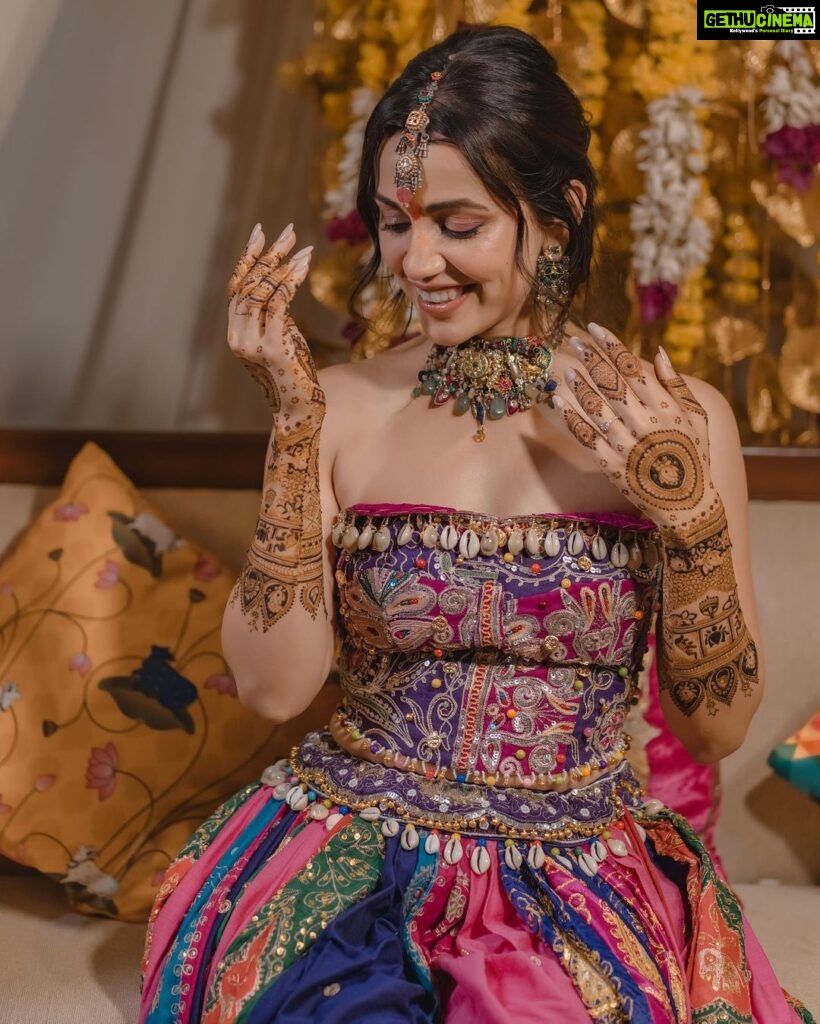Esha Kansara Instagram - For our mehendi, I wanted to feel and look like a Gujju bride and special thanks to @annu_patel1402 @annus_creation for making this outfit specially for me in a few days time and my very dearest @aesha.desaii @tamraa.bespokejewelry for styling this jewellery and creating a perfect look! And @jayshreebridalmehandi for this minimal yet beautiful mehendi! Thank you girls ❤️🥳 Photography by @karmaproduction_india 🤍🤍🤍 Hair @_hair.by.freya_ Make up @theglitterboxbyshreyapatel #mehendi #mehendidesigns #bridesofindia #gujaratibride ❤️❤️