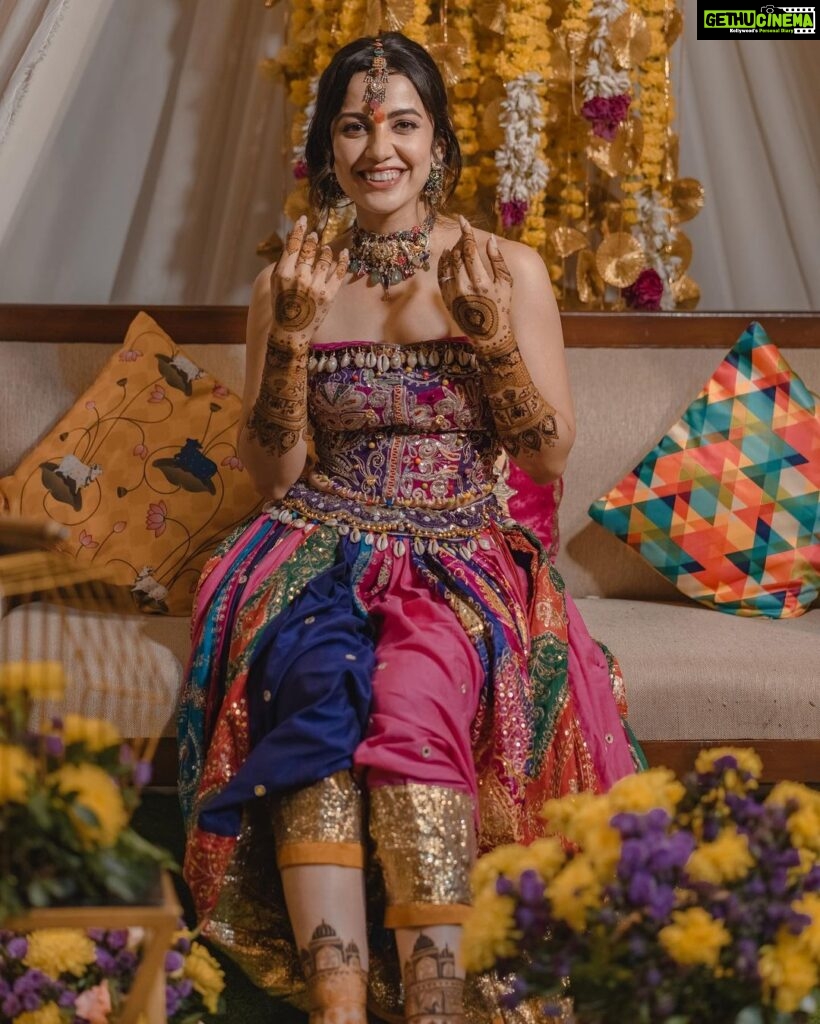 Esha Kansara Instagram - For our mehendi, I wanted to feel and look like a Gujju bride and special thanks to @annu_patel1402 @annus_creation for making this outfit specially for me in a few days time and my very dearest @aesha.desaii @tamraa.bespokejewelry for styling this jewellery and creating a perfect look! And @jayshreebridalmehandi for this minimal yet beautiful mehendi! Thank you girls ❤️🥳 Photography by @karmaproduction_india 🤍🤍🤍 Hair @_hair.by.freya_ Make up @theglitterboxbyshreyapatel #mehendi #mehendidesigns #bridesofindia #gujaratibride ❤️❤️