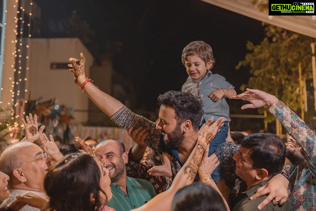 Esha Kansara Instagram - Never knew our families danced THIS MUCH! 😃🥳💃🥰🤩❤️ Our mehendi had nothing but a chill, fun and dancing on dhol kind of a vibe🥁 Special thanks to @annu_patel1402 @annus_creation for making this outfit specially for me in a few days time and my very dearest @aesha.desaii @tamraa.bespokejewelry for styling this jewellery and creating a perfect look! And @jayshreebridalmehandi for this minimal yet beautiful mehendi! Thank you girls ❤️🥳 Photography by @karmaproduction_india 🤍🤍🤍 Hair by @_hair.by.freya_ Make up by @theglitterboxbyshreyapatel #mehendi #mehendidesigns #bridesofindia #gujaratibride