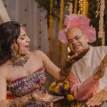 Esha Kansara Instagram - Never knew our families danced THIS MUCH! 😃🥳💃🥰🤩❤️ Our mehendi had nothing but a chill, fun and dancing on dhol kind of a vibe🥁 Special thanks to @annu_patel1402 @annus_creation for making this outfit specially for me in a few days time and my very dearest @aesha.desaii @tamraa.bespokejewelry for styling this jewellery and creating a perfect look! And @jayshreebridalmehandi for this minimal yet beautiful mehendi! Thank you girls ❤️🥳 Photography by @karmaproduction_india 🤍🤍🤍 Hair by @_hair.by.freya_ Make up by @theglitterboxbyshreyapatel #mehendi #mehendidesigns #bridesofindia #gujaratibride