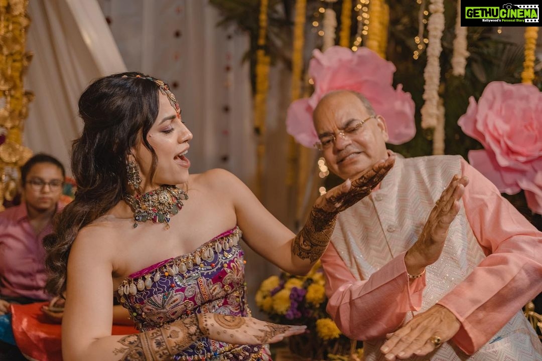 Esha Kansara Instagram - Never knew our families danced THIS MUCH! 😃🥳💃🥰🤩❤️ Our mehendi had nothing but a chill, fun and dancing on dhol kind of a vibe🥁 Special thanks to @annu_patel1402 @annus_creation for making this outfit specially for me in a few days time and my very dearest @aesha.desaii @tamraa.bespokejewelry for styling this jewellery and creating a perfect look! And @jayshreebridalmehandi for this minimal yet beautiful mehendi! Thank you girls ❤️🥳 Photography by @karmaproduction_india 🤍🤍🤍 Hair by @_hair.by.freya_ Make up by @theglitterboxbyshreyapatel #mehendi #mehendidesigns #bridesofindia #gujaratibride
