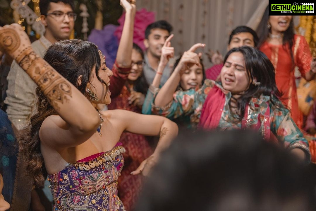 Esha Kansara Instagram - Never knew our families danced THIS MUCH! 😃🥳💃🥰🤩❤️ Our mehendi had nothing but a chill, fun and dancing on dhol kind of a vibe🥁 Special thanks to @annu_patel1402 @annus_creation for making this outfit specially for me in a few days time and my very dearest @aesha.desaii @tamraa.bespokejewelry for styling this jewellery and creating a perfect look! And @jayshreebridalmehandi for this minimal yet beautiful mehendi! Thank you girls ❤️🥳 Photography by @karmaproduction_india 🤍🤍🤍 Hair by @_hair.by.freya_ Make up by @theglitterboxbyshreyapatel #mehendi #mehendidesigns #bridesofindia #gujaratibride