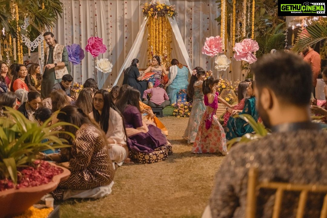 Esha Kansara Instagram - Never knew our families danced THIS MUCH! 😃🥳💃🥰🤩❤️ Our mehendi had nothing but a chill, fun and dancing on dhol kind of a vibe🥁 Special thanks to @annu_patel1402 @annus_creation for making this outfit specially for me in a few days time and my very dearest @aesha.desaii @tamraa.bespokejewelry for styling this jewellery and creating a perfect look! And @jayshreebridalmehandi for this minimal yet beautiful mehendi! Thank you girls ❤️🥳 Photography by @karmaproduction_india 🤍🤍🤍 Hair by @_hair.by.freya_ Make up by @theglitterboxbyshreyapatel #mehendi #mehendidesigns #bridesofindia #gujaratibride