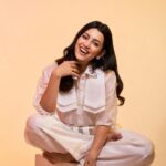 Esha Kansara Instagram - Happy new financial year 2023-2024🤪 May you all make a lot of bills this year!💪 Photography @its_kishan_creation Styled by @styleitwithniki Wearing @flairthestudio Accessories @kenayosha
