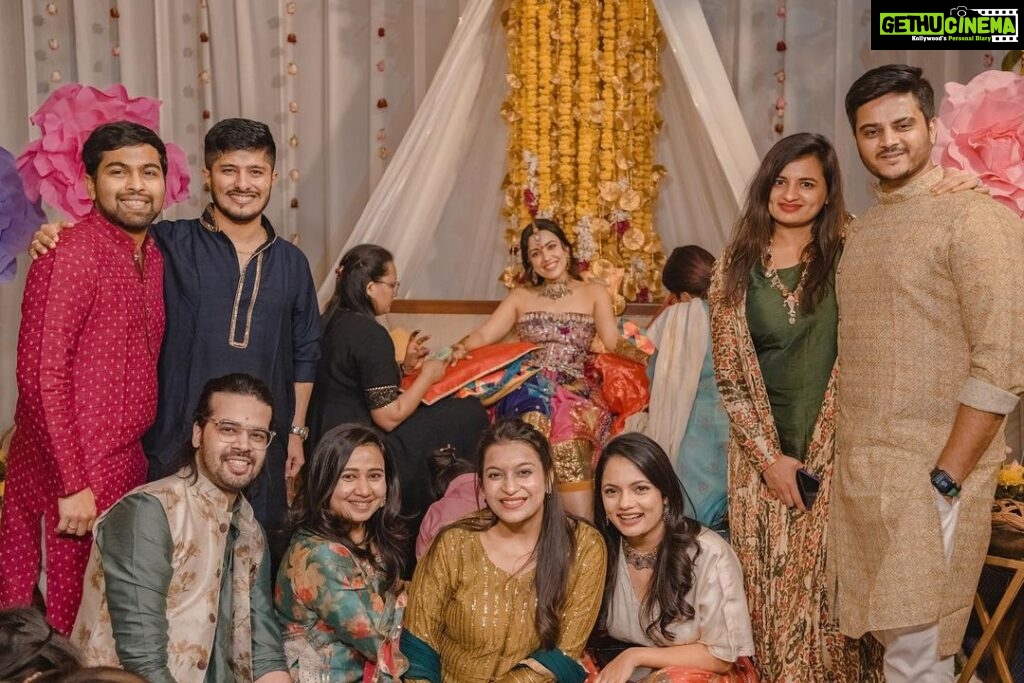 Esha Kansara Instagram - Never knew our families danced THIS MUCH! 😃🥳💃🥰🤩❤️ Our mehendi had nothing but a chill, fun and dancing on dhol kind of a vibe🥁 Special thanks to @annu_patel1402 @annus_creation for making this outfit specially for me in a few days time and my very dearest @aesha.desaii @tamraa.bespokejewelry for styling this jewellery and creating a perfect look! And @jayshreebridalmehandi for this minimal yet beautiful mehendi! Thank you girls ❤️🥳 Photography by @karmaproduction_india 🤍🤍🤍 Hair by @_hair.by.freya_ Make up by @theglitterboxbyshreyapatel #mehendi #mehendidesigns #bridesofindia #gujaratibride