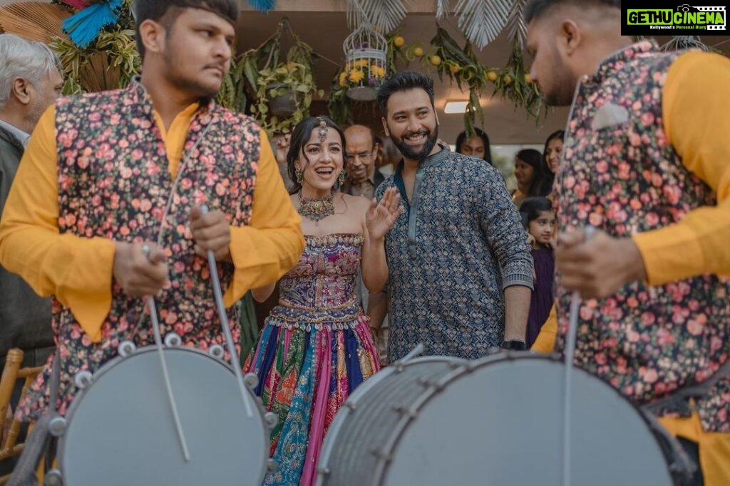 Esha Kansara Instagram - Never knew our families danced THIS MUCH! 😃🥳💃🥰🤩❤️ Our mehendi had nothing but a chill, fun and dancing on dhol kind of a vibe🥁 Special thanks to @annu_patel1402 @annus_creation for making this outfit specially for me in a few days time and my very dearest @aesha.desaii @tamraa.bespokejewelry for styling this jewellery and creating a perfect look! And @jayshreebridalmehandi for this minimal yet beautiful mehendi! Thank you girls ❤️🥳 Photography by @karmaproduction_india 🤍🤍🤍 Hair by @_hair.by.freya_ Make up by @theglitterboxbyshreyapatel #mehendi #mehendidesigns #bridesofindia #gujaratibride