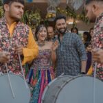 Esha Kansara Instagram - Never knew our families danced THIS MUCH! 😃🥳💃🥰🤩❤️ Our mehendi had nothing but a chill, fun and dancing on dhol kind of a vibe🥁 Special thanks to @annu_patel1402 @annus_creation for making this outfit specially for me in a few days time and my very dearest @aesha.desaii @tamraa.bespokejewelry for styling this jewellery and creating a perfect look! And @jayshreebridalmehandi for this minimal yet beautiful mehendi! Thank you girls ❤️🥳 Photography by @karmaproduction_india 🤍🤍🤍 Hair by @_hair.by.freya_ Make up by @theglitterboxbyshreyapatel #mehendi #mehendidesigns #bridesofindia #gujaratibride