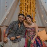 Esha Kansara Instagram - Never knew our families danced THIS MUCH! 😃🥳💃🥰🤩❤️ Our mehendi had nothing but a chill, fun and dancing on dhol kind of a vibe🥁 Special thanks to @annu_patel1402 @annus_creation for making this outfit specially for me in a few days time and my very dearest @aesha.desaii @tamraa.bespokejewelry for styling this jewellery and creating a perfect look! And @jayshreebridalmehandi for this minimal yet beautiful mehendi! Thank you girls ❤️🥳 Photography by @karmaproduction_india 🤍🤍🤍 Hair by @_hair.by.freya_ Make up by @theglitterboxbyshreyapatel #mehendi #mehendidesigns #bridesofindia #gujaratibride