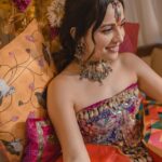 Esha Kansara Instagram - Still cannot get over this day! Our mehendi had nothing but a chill, fun and dancing on dhol kind of a vibe🥁 Special thanks to @annu_patel1402 @annus_creation for making this outfit specially for me in a few days time and my very dearest @aesha.desaii @tamraa.bespokejewelry for styling this jewellery and creating a perfect look! And @jayshreebridalmehandi for this minimal yet beautiful mehendi! Thank you girls ❤️🥳 Photography by @karmaproduction_india 🤍🤍🤍 Hair @_hair.by.freya_ Make up @theglitterboxbyshreyapatel #mehendi #mehendidesigns #bridesofindia #gujaratibride