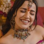 Esha Kansara Instagram - Still cannot get over this day! Our mehendi had nothing but a chill, fun and dancing on dhol kind of a vibe🥁 Special thanks to @annu_patel1402 @annus_creation for making this outfit specially for me in a few days time and my very dearest @aesha.desaii @tamraa.bespokejewelry for styling this jewellery and creating a perfect look! And @jayshreebridalmehandi for this minimal yet beautiful mehendi! Thank you girls ❤️🥳 Photography by @karmaproduction_india 🤍🤍🤍 Hair @_hair.by.freya_ Make up @theglitterboxbyshreyapatel #mehendi #mehendidesigns #bridesofindia #gujaratibride