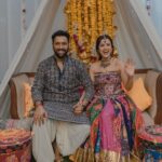 Esha Kansara Instagram - Still cannot get over this day! Our mehendi had nothing but a chill, fun and dancing on dhol kind of a vibe🥁 Special thanks to @annu_patel1402 @annus_creation for making this outfit specially for me in a few days time and my very dearest @aesha.desaii @tamraa.bespokejewelry for styling this jewellery and creating a perfect look! And @jayshreebridalmehandi for this minimal yet beautiful mehendi! Thank you girls ❤️🥳 Photography by @karmaproduction_india 🤍🤍🤍 Hair @_hair.by.freya_ Make up @theglitterboxbyshreyapatel #mehendi #mehendidesigns #bridesofindia #gujaratibride
