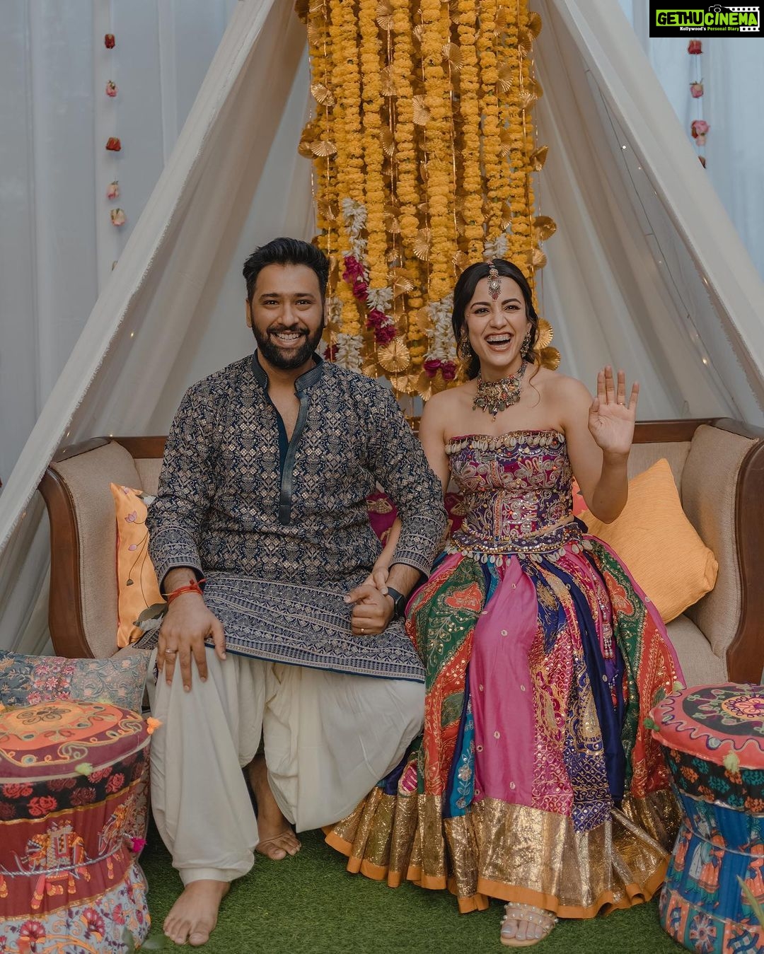 Esha Kansara Instagram - Still cannot get over this day! Our mehendi had nothing but a chill, fun and dancing on dhol kind of a vibe🥁 Special thanks to @annu_patel1402 @annus_creation for making this outfit specially for me in a few days time and my very dearest @aesha.desaii @tamraa.bespokejewelry for styling this jewellery and creating a perfect look! And @jayshreebridalmehandi for this minimal yet beautiful mehendi! Thank you girls ❤️🥳 Photography by @karmaproduction_india 🤍🤍🤍 Hair @_hair.by.freya_ Make up @theglitterboxbyshreyapatel #mehendi #mehendidesigns #bridesofindia #gujaratibride