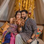Esha Kansara Instagram - Still cannot get over this day! Our mehendi had nothing but a chill, fun and dancing on dhol kind of a vibe🥁 Special thanks to @annu_patel1402 @annus_creation for making this outfit specially for me in a few days time and my very dearest @aesha.desaii @tamraa.bespokejewelry for styling this jewellery and creating a perfect look! And @jayshreebridalmehandi for this minimal yet beautiful mehendi! Thank you girls ❤️🥳 Photography by @karmaproduction_india 🤍🤍🤍 Hair @_hair.by.freya_ Make up @theglitterboxbyshreyapatel #mehendi #mehendidesigns #bridesofindia #gujaratibride