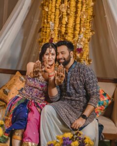 Esha Kansara Instagram - Still cannot get over this day! Our mehendi had nothing but a chill, fun and dancing on dhol kind of a vibe🥁 Special thanks to @annu_patel1402 @annus_creation for making this outfit specially for me in a few days time and my very dearest @aesha.desaii @tamraa.bespokejewelry for styling this jewellery and creating a perfect look! And @jayshreebridalmehandi for this minimal yet beautiful mehendi! Thank you girls ❤️🥳 Photography by @karmaproduction_india 🤍🤍🤍 Hair @_hair.by.freya_ Make up @theglitterboxbyshreyapatel #mehendi #mehendidesigns #bridesofindia #gujaratibride