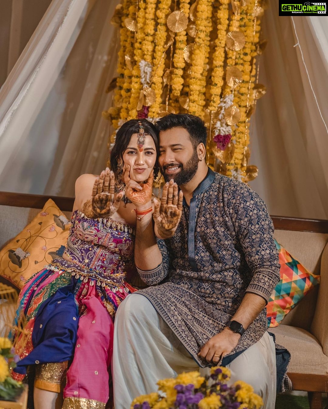 Esha Kansara Instagram - Still cannot get over this day! Our mehendi had nothing but a chill, fun and dancing on dhol kind of a vibe🥁 Special thanks to @annu_patel1402 @annus_creation for making this outfit specially for me in a few days time and my very dearest @aesha.desaii @tamraa.bespokejewelry for styling this jewellery and creating a perfect look! And @jayshreebridalmehandi for this minimal yet beautiful mehendi! Thank you girls ❤️🥳 Photography by @karmaproduction_india 🤍🤍🤍 Hair @_hair.by.freya_ Make up @theglitterboxbyshreyapatel #mehendi #mehendidesigns #bridesofindia #gujaratibride