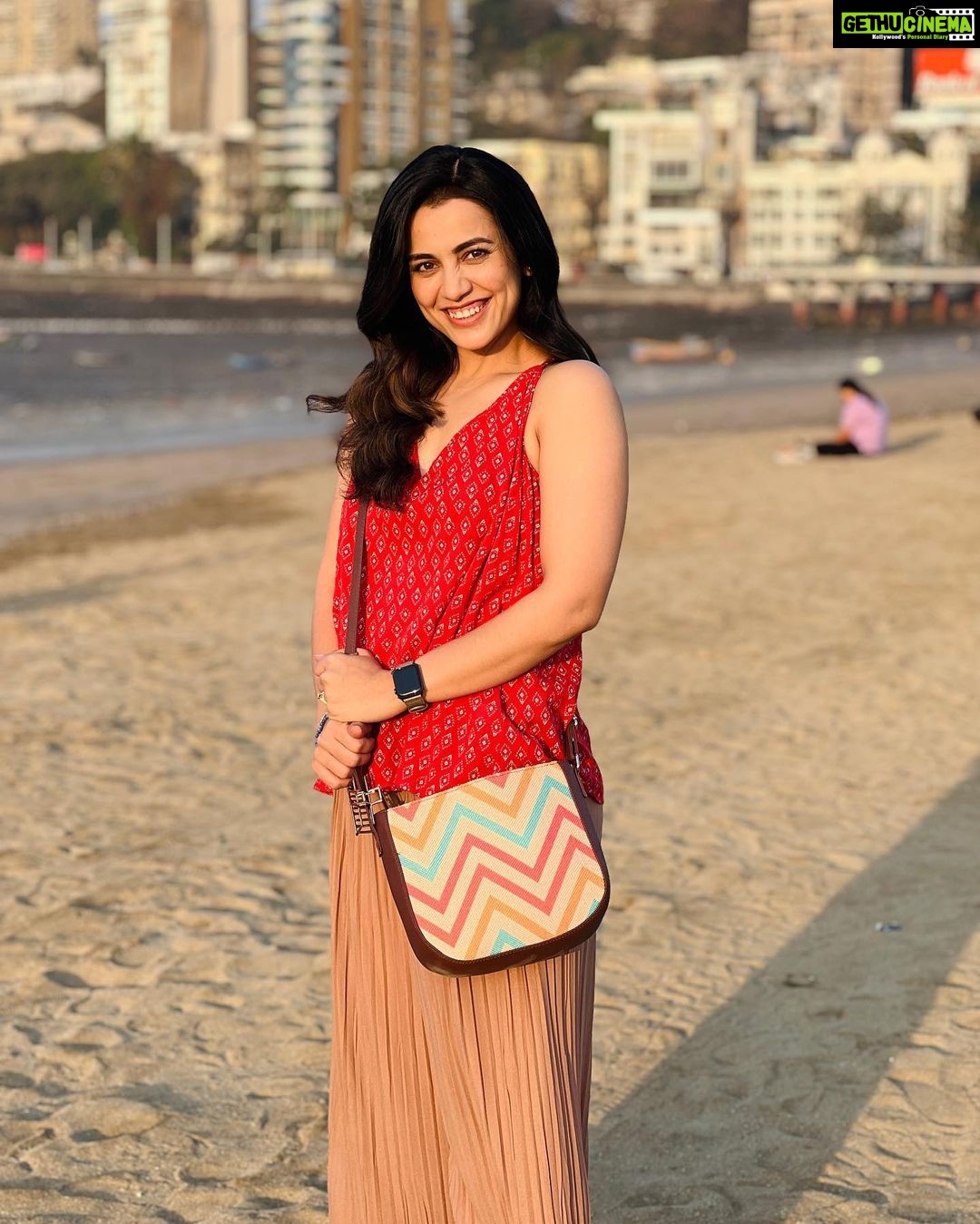 Esha Kansara Instagram - Many moods of Kaveri Chandra! A beautiful short film coming not so soon, coz good things take time!😋🥳 Girgaum Chowpatty