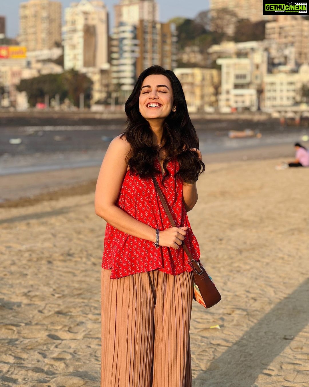 Esha Kansara Instagram - Many moods of Kaveri Chandra! A beautiful short film coming not so soon, coz good things take time!😋🥳 Girgaum Chowpatty