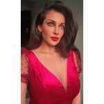 Flora Saini Instagram - मोहब्बत गुलाब से हो जाए,तो काटों से नफ़रत क्या? ❤️ #love #festival #sky #light #blessings #photography #insta #explore #nature #makeup #fashion #home #trending #pic #beauty #music #life #viral #instagram #black #bestoftheday #happy #sky #fashion #fun #style #ootd #outfit #lifestyle #instalove #instadaily