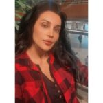 Flora Saini Instagram - This day needs to be documented . 1. I wore check i love checks (cheques) either way universe u heard me right ✔️ 2. The lady with me is smiling holding flowers ✔️ 3. We spoke about samosa today (thank you universe) ✔️ #trending#love#outfit#look#fitnessmotivation#india#photo#fun#travelphotography#picoftheday#amor#like#food#beautiful#picture#photography