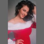 Flora Saini Instagram - When we remember a special Christmas, it is not the presents that made it special, but the laughter, the feeling of love, and the togetherness of friends and family that made that Christmas special. 🎄❤️☁️ #love #sky #red #smile #picoftheday #chocolate #style #newyear #viral #travel #blogger #happiness #photographer #new #trending #hot #makeup #fashion #photography #holiday #instagram #ootd #fyp #dress #sun #winter #like #christmas #outfit #live