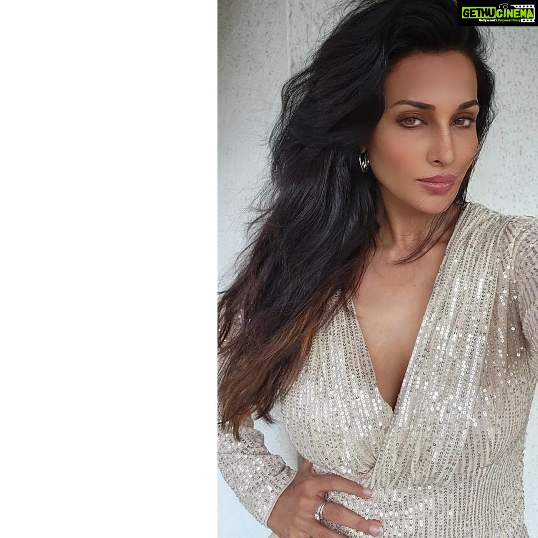 Flora Saini Instagram - Love is in the Air ❤️ #love #sky #cool #hot #smile #picoftheday #chocolate #style #gym #viral #travel #blogger #happiness #photographer #new #trending #hot #makeup #fashion #photography #music #instagram #ootd #fyp #dress #sun #winter #like #christmas #outfit #live
