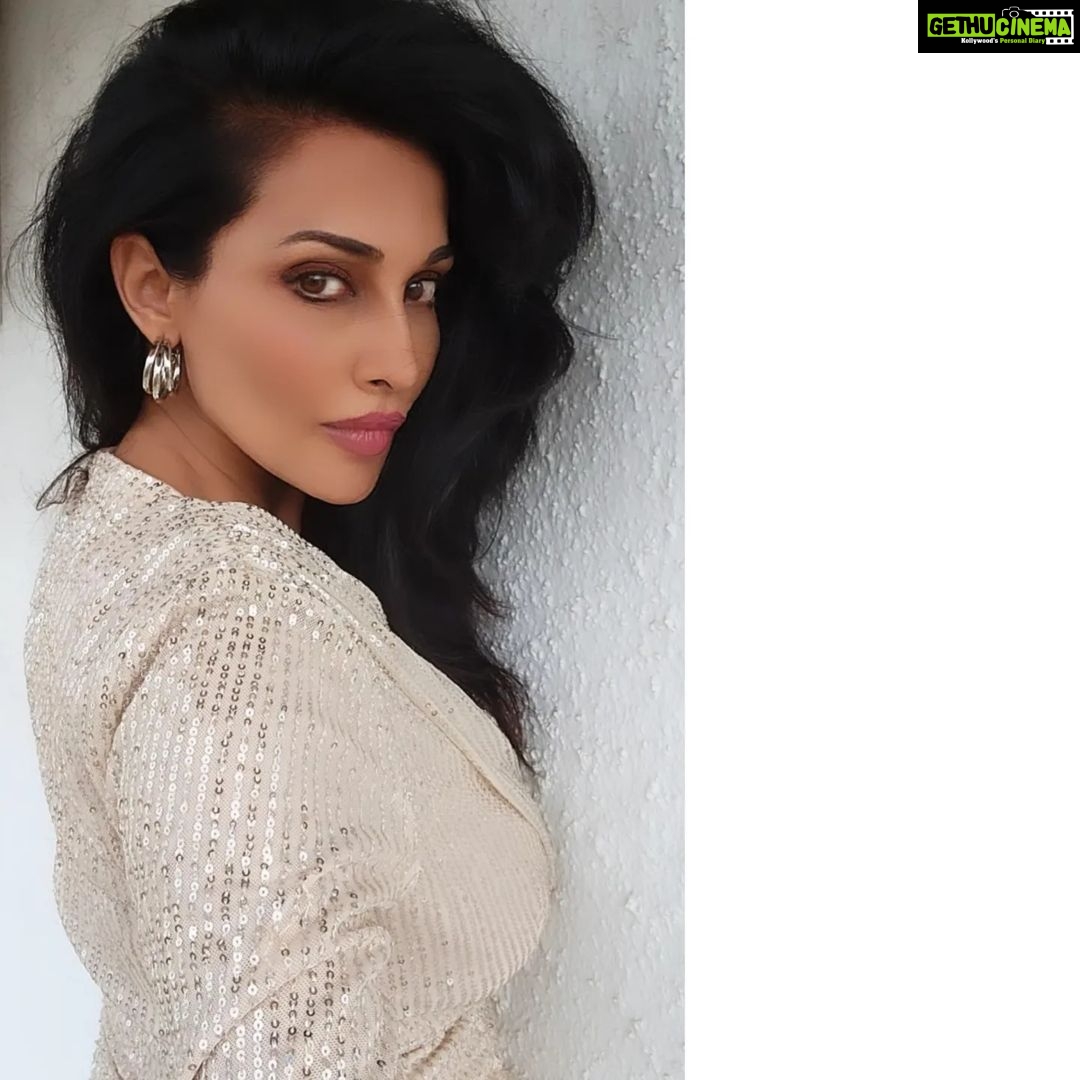 Flora Saini Instagram - Love is in the Air ❤️ #love #sky #cool #hot #smile #picoftheday #chocolate #style #gym #viral #travel #blogger #happiness #photographer #new #trending #hot #makeup #fashion #photography #music #instagram #ootd #fyp #dress #sun #winter #like #christmas #outfit #live