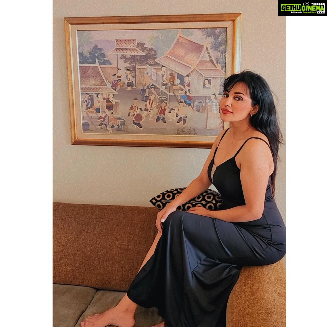 Flora Saini Instagram - Hummmm! 😀❤️☕️ #love #sky #sun #light #blessings #photography #insta #chocolate #explore #nature #makeup #fashion #home #trending #pic #beauty #music #life #viral #instagram #black #bestoftheday #happy #fashion #fun #style #ootd #outfit #lifestyle #instalove #instadaily