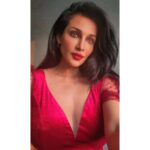 Flora Saini Instagram - मोहब्बत गुलाब से हो जाए,तो काटों से नफ़रत क्या? ❤️ #love #festival #sky #light #blessings #photography #insta #explore #nature #makeup #fashion #home #trending #pic #beauty #music #life #viral #instagram #black #bestoftheday #happy #sky #fashion #fun #style #ootd #outfit #lifestyle #instalove #instadaily