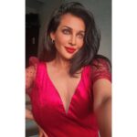 Flora Saini Instagram - मोहब्बत गुलाब से हो जाए,तो काटों से नफ़रत क्या? ❤️ #love #festival #sky #light #blessings #photography #insta #explore #nature #makeup #fashion #home #trending #pic #beauty #music #life #viral #instagram #black #bestoftheday #happy #sky #fashion #fun #style #ootd #outfit #lifestyle #instalove #instadaily