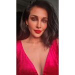 Flora Saini Instagram - मोहब्बत गुलाब से हो जाए,तो काटों से नफ़रत क्या? ❤️ #love #festival #sky #light #blessings #photography #insta #explore #nature #makeup #fashion #home #trending #pic #beauty #music #life #viral #instagram #black #bestoftheday #happy #sky #fashion #fun #style #ootd #outfit #lifestyle #instalove #instadaily