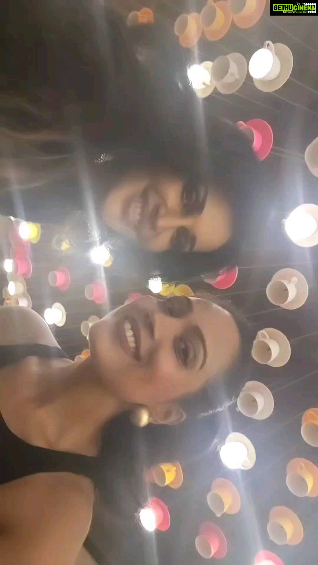 Flora Saini - 6.2K Likes - मेरे लिए तुम काफी (chai) हो ❤️
Pls note the tea cups in the background
Love you @theanupma 🤗☕️
