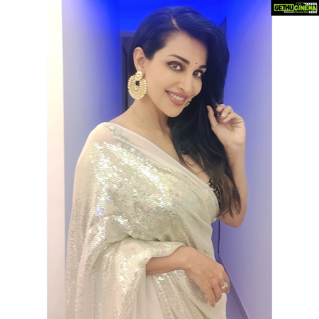Flora Saini Instagram - π€ New albums out now Click link in bio to download app πΉ #love #mood #ootd #happiness #me #blessings #insta #instagram #style #instalike #instadaily #instafashion #instapic #holiday #friday #instaphoto #morning #trending #picoftheday #hot #fitness #white #summer #saree #weekend #fashion #insta #instafollow #fashionblogger #instamood #instalove