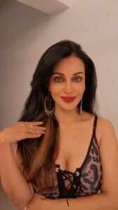 Flora Saini Instagram - 🤣🤣🤣 my absolute fav shared via ma golden girl with the most beautiful mind @theanupma 🤗❤️🌹
.
#reels #reelsinstagram #reelitfeelit #trending #reellife #reelkarofeelkaro #reel #everydayreels #instagramreels #reelsinsta  #reelsviral #happiness #favourite #app #video #holiday #weekend #style #instafamous #gold #fashionista  #reelsofinstagram #love #insta #instamood #instagram #instagood