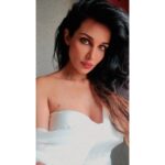 Flora Saini Instagram - 🤍 . #love #sky #white #smile #picoftheday #style #newyear #viral #travel #blogger #happiness #photographer #new #trending #hot #makeup #fashion #weekend #photography #holiday #instagram #ootd #fyp #dress #sun #winter #like #christmas #outfit #live