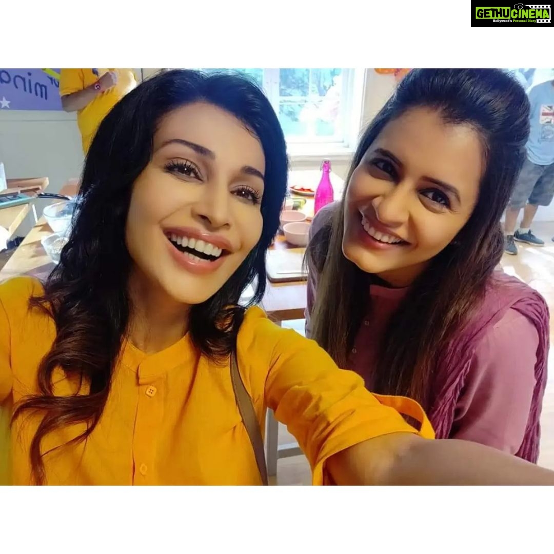 Flora Saini Instagram - #behindthescenes @amway @amwayofficialindia advertisement directed by dearest friend @vishal.gupta23 for @colonialfilms With my favorite girl @perneet.chauhan This was such a fun day! ❤️ #shootdiaries #onset #bts #Amway @artistry #advertisement #beautiful #story