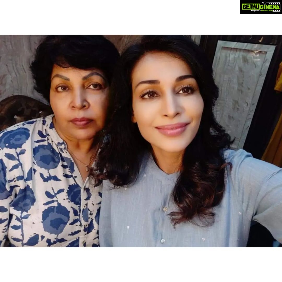 Flora Saini Instagram - #behindthescenes @amway @amwayofficialindia advertisement directed by dearest friend @vishal.gupta23 for @colonialfilms With my favorite girl @perneet.chauhan This was such a fun day! ❤️ #shootdiaries #onset #bts #Amway @artistry #advertisement #beautiful #story