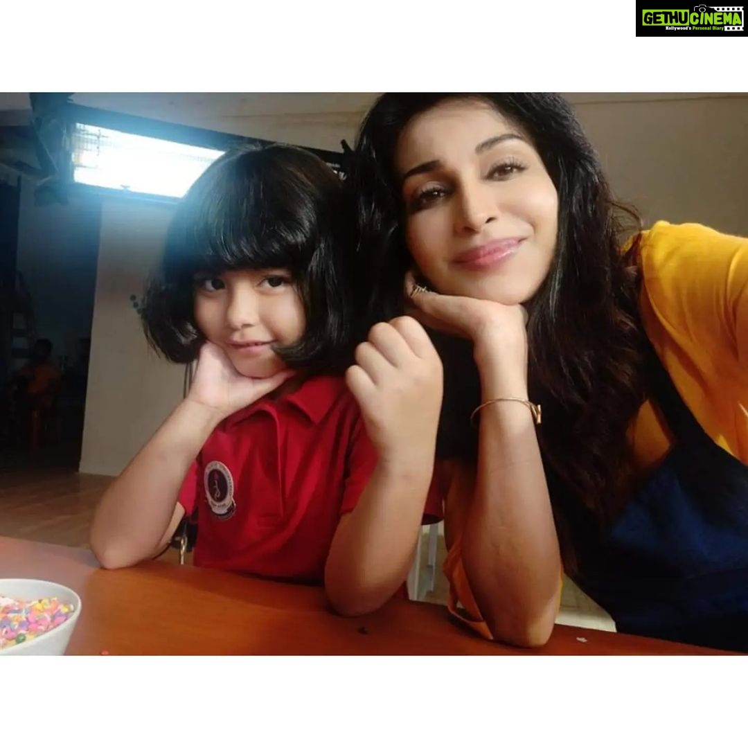 Flora Saini Instagram - #behindthescenes @amway @amwayofficialindia advertisement directed by dearest friend @vishal.gupta23 for @colonialfilms With my favorite girl @perneet.chauhan This was such a fun day! ❤️ #shootdiaries #onset #bts #Amway @artistry #advertisement #beautiful #story