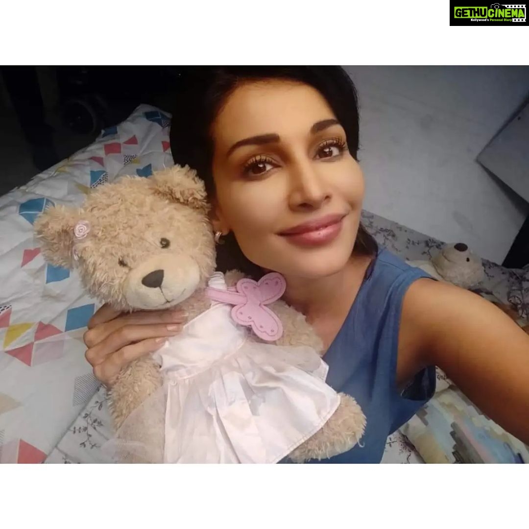 Flora Saini Instagram - #behindthescenes @amway @amwayofficialindia advertisement directed by dearest friend @vishal.gupta23 for @colonialfilms With my favorite girl @perneet.chauhan This was such a fun day! ❤️ #shootdiaries #onset #bts #Amway @artistry #advertisement #beautiful #story