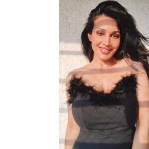 Flora Saini Instagram - 🖤 . #love #sky #black #smile #picoftheday #style #newyear #viral #travel #blogger #happiness #photographer #new #trending #hot #makeup #fashion #weekend #photography #holiday #instagram #ootd #fyp #dress #sun #winter #like #christmas #outfit #live