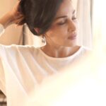 Flora Saini Instagram - Winters are my favourite but the dandruff and itchy scalp that comes with it, is definitely not! @mamaearth.in Tea Tree Shampoo helps me get rid of my dandruff completely, while nourishing my hair with the perfect combination of Tea Tree, Ginger and Almond oil. It soothes my scalp preventing any itchiness. Safe for colored & chemically treated hair, this shampoo is free of harmful chemicals & toxins such as Silicones, Parabens, Mineral Oil, & Dyes. Mamaearth's Tea Tree Shampoo is my new obsession and I can’t wait for it to be yours. Check it out on Trell Shop now! #Ad #Mamaearth #dandruff #shampoo #selfcare #winters #hygine Shot by @_yash_warpe Jewellery by @arzonai_jewellery