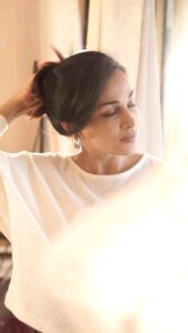 Flora Saini Instagram - Winters are my favourite but the dandruff and itchy scalp that comes with it, is definitely not! @mamaearth.in Tea Tree Shampoo helps me get rid of my dandruff completely, while nourishing my hair with the perfect combination of Tea Tree, Ginger and Almond oil. It soothes my scalp preventing any itchiness. Safe for colored & chemically treated hair, this shampoo is free of harmful chemicals & toxins such as Silicones, Parabens, Mineral Oil, & Dyes.
Mamaearth's Tea Tree Shampoo is my new obsession and I can’t wait for it to be yours. Check it out on Trell Shop now! 

#Ad #Mamaearth #dandruff #shampoo #selfcare #winters #hygine

Shot by @_yash_warpe 
Jewellery by @arzonai_jewellery