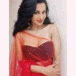 Flora Saini Instagram - बस यूं ही ❤️ . #reels #reelsinstagram #reelitfeelit #trending #reellife #reelkarofeelkaro #reel #everydayreels #instagramreels #instareels #reelsinsta #reelsvideo #song #king #kingrocco #reelsviral #bollywood #holidayseason #christmas #reelslovers #happiness #favourite #black #reelsofinstagram #love #insta #instamood #music #instagram #instagood