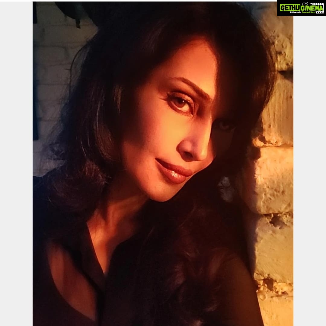 Flora Saini Instagram - December π₯ . #december #wednesday #picoftheday #ootd #fashion #indianfashion #insta #instagram #instalike #instadaily #instafashion #instapic #instamood #instalove #instaphoto #black #night #dehradun #nightphotography