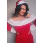 Flora Saini Instagram - Wishing you all a Merry everything and a happy always 🎄❤️💫 . #love #sky #red #smile #picoftheday #chocolate #style #newyear #viral #travel #blogger #happiness #photographer #new #trending #hot #makeup #fashion #photography #holiday #instagram #ootd #fyp #dress #sun #winter #like #christmas #outfit #live