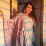 Flora Saini Instagram - एक तुम हो ,और नखरे तुम्हारे एक हम है के सदके तुम्हारे 🥰 . Via @rabban_shekh_10 🙃 Thank you @khwabhclothing @girlwithtravelshoes for this beautiful outfit 🤗 #clothing #happiness #favourite #love #insta #instamood #music #instagram #instagood #explore #instafashion #ootd #indianfashion #sunday #weekend #weekendvibes