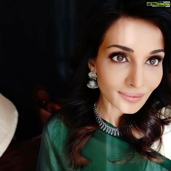 Flora Saini Instagram - All eyes on the Game! ❤️ #InsideEdge3 streaming on @primevideoin NOW 🔥 . @insideedgeamazon @excelmovies @krnx @kanishk.varma @kassimjagmagia #mohit @vikassmyname @sumitgyan @doyoulovedeep #vivekshah @shiprasinghacharya @caseysanker #webseries #cricket #match #binge #mustwatch #bts #behindthescenes