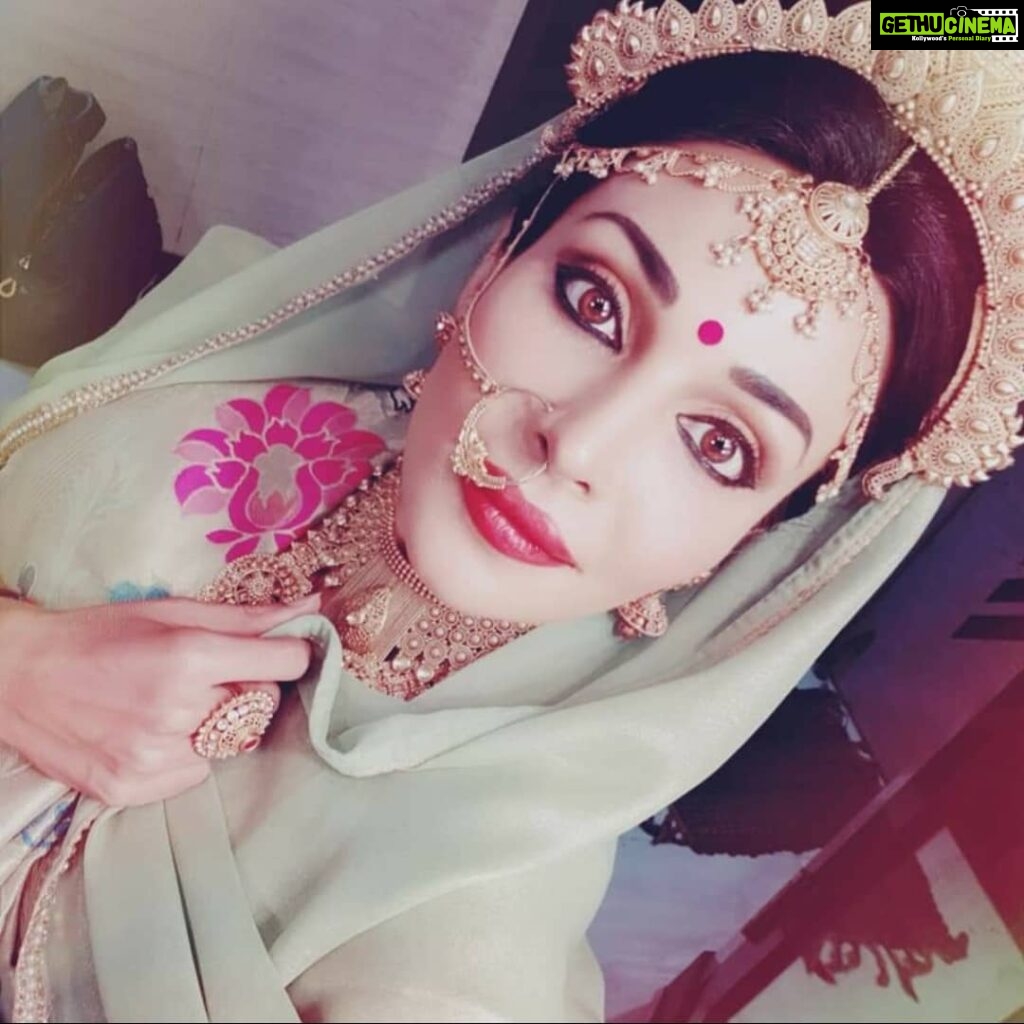 Flora Saini Instagram - #bhavai bringing back the magic of theatres #tomorrow ❤️ 1 day to go....... . Styled by : @prerna294 Makeup : @sunny_makeup_artist #bts #behindthescenes #indian #bollywood #movie #onset #memories #theatre #queen #theatrelove