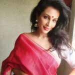 Flora Saini Instagram – #happynavratri ❤️
.
.
#blessed #love #red #white #bindi 🙂  #saree #sareelove #sareelovers #indianwear #indiandrape #insta #instapicture #instapic #instagram #instadaily #browneyedgirl #puja #durgapuja #instamood #instalove #instalike #drape #love #लाल #साड़ी #redsaree #redlips #givemered #picoftheday #ootd