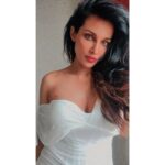 Flora Saini Instagram - 🤍 . #love #sky #white #smile #picoftheday #style #newyear #viral #travel #blogger #happiness #photographer #new #trending #hot #makeup #fashion #weekend #photography #holiday #instagram #ootd #fyp #dress #sun #winter #like #christmas #outfit #live